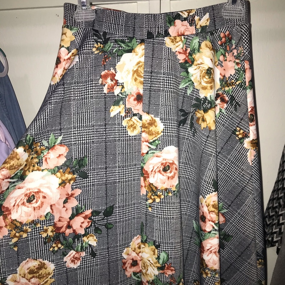 Black and white floral pattern maxi skirt